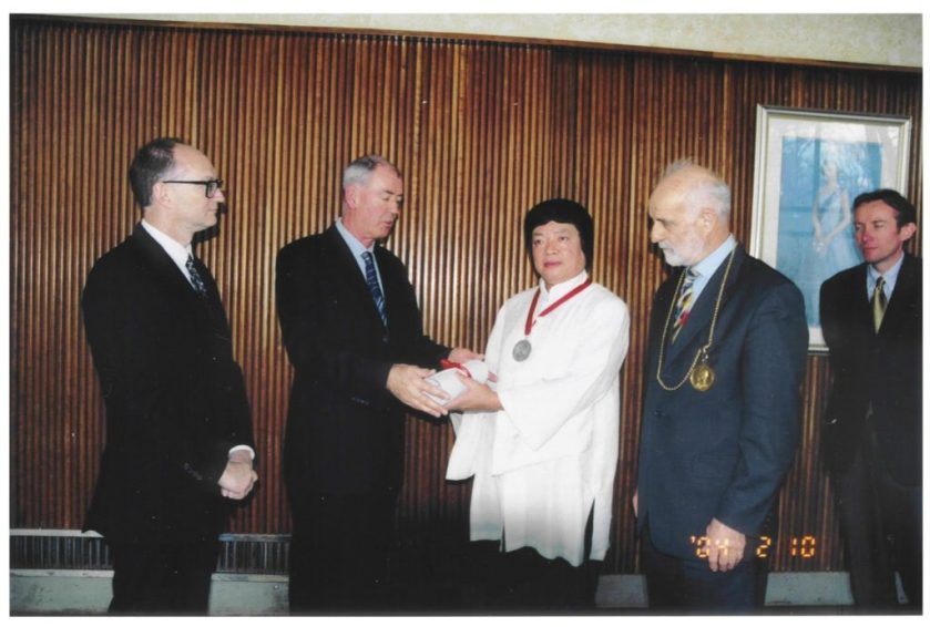 義雲高（H.H.第三世多杰羌佛）獲英頒授-Fellowship-英國皇家藝術學院的Fellow中央日報-圖2-1024x690